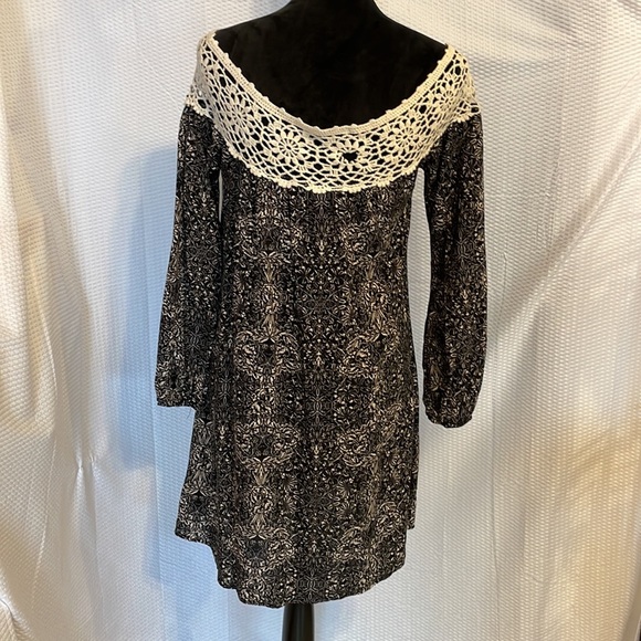 jello c. Off shoulder black floral print dress size small - Picture 4 of 7
